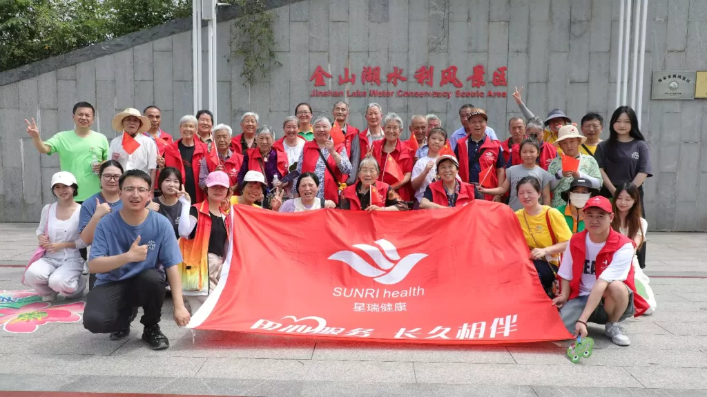 Photo of the elderly and volunteers in the scenic area