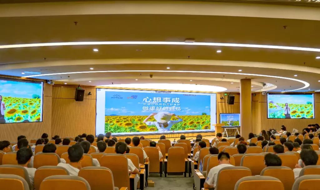 At the meeting, many people were listening attentively