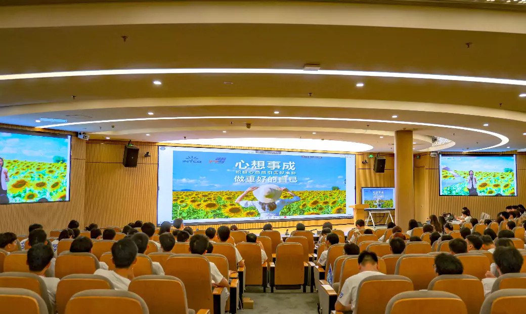 At the meeting, many people were listening attentively