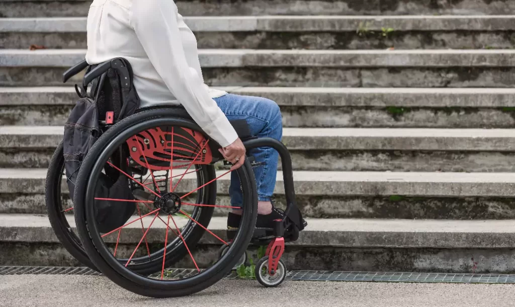 woman-wheelchair-stopping-waiting-bottom-inacessible
