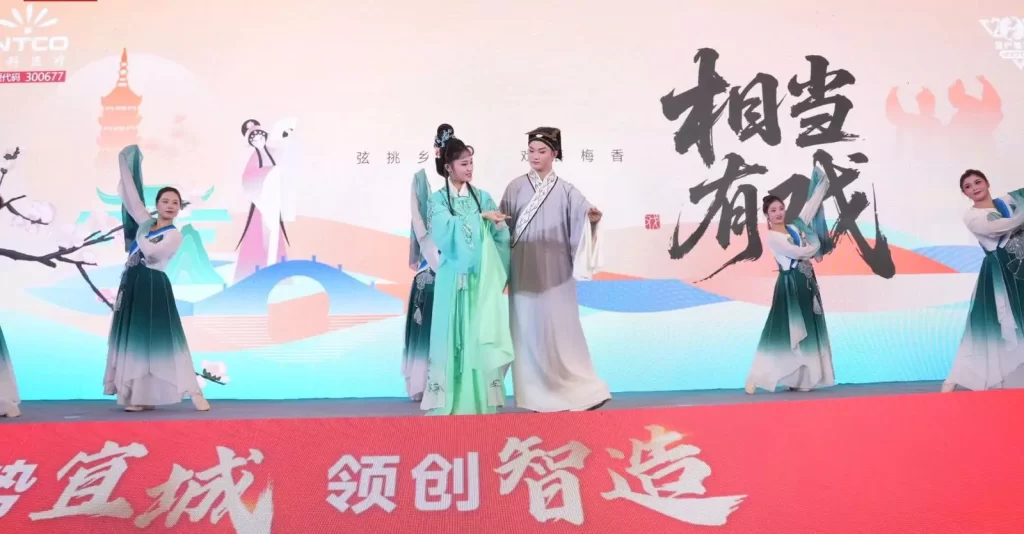 The following day, guests enjoyed a cultural tour of Huaining’s “Three Halls and One Center”, offering a chance to relax, connect, and deepen friendships.